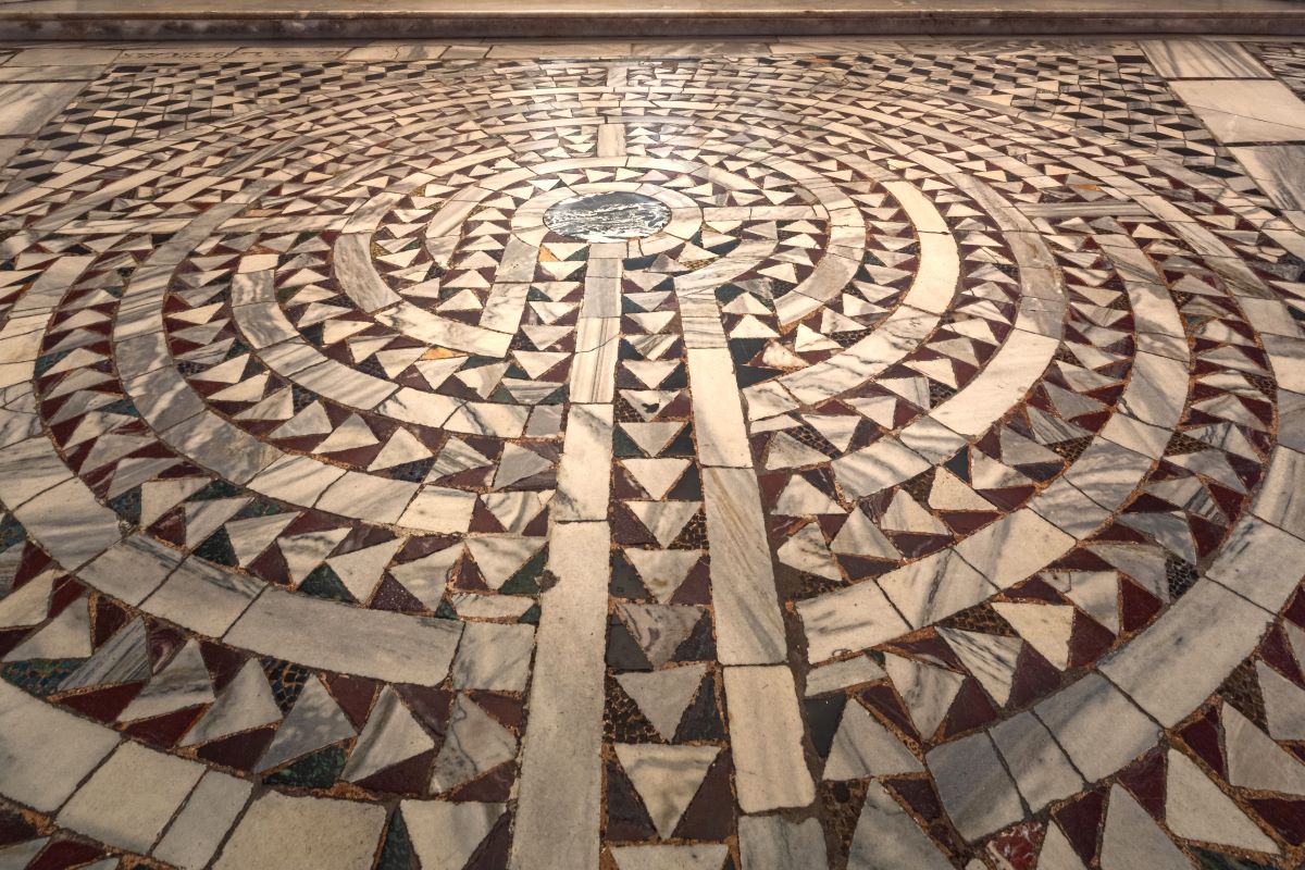 Foto del labirinto in marmo bianco, porpora e verde nel pavimento di San Vitale