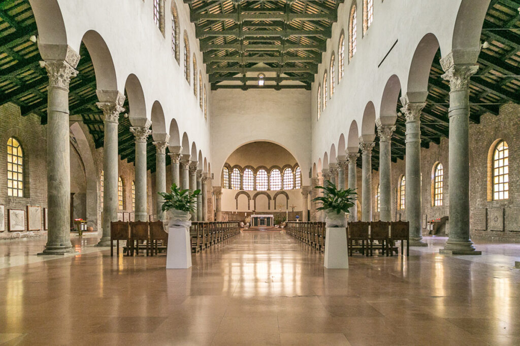 La navata centrale della basilica di San Giovanni Evangelista (Ravenna)
