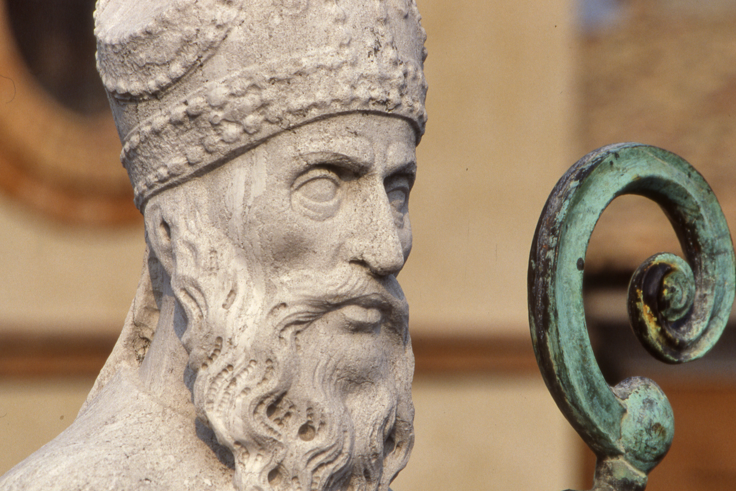La statua di sant'Apollinare, piazza del Popolo (Ravenna)