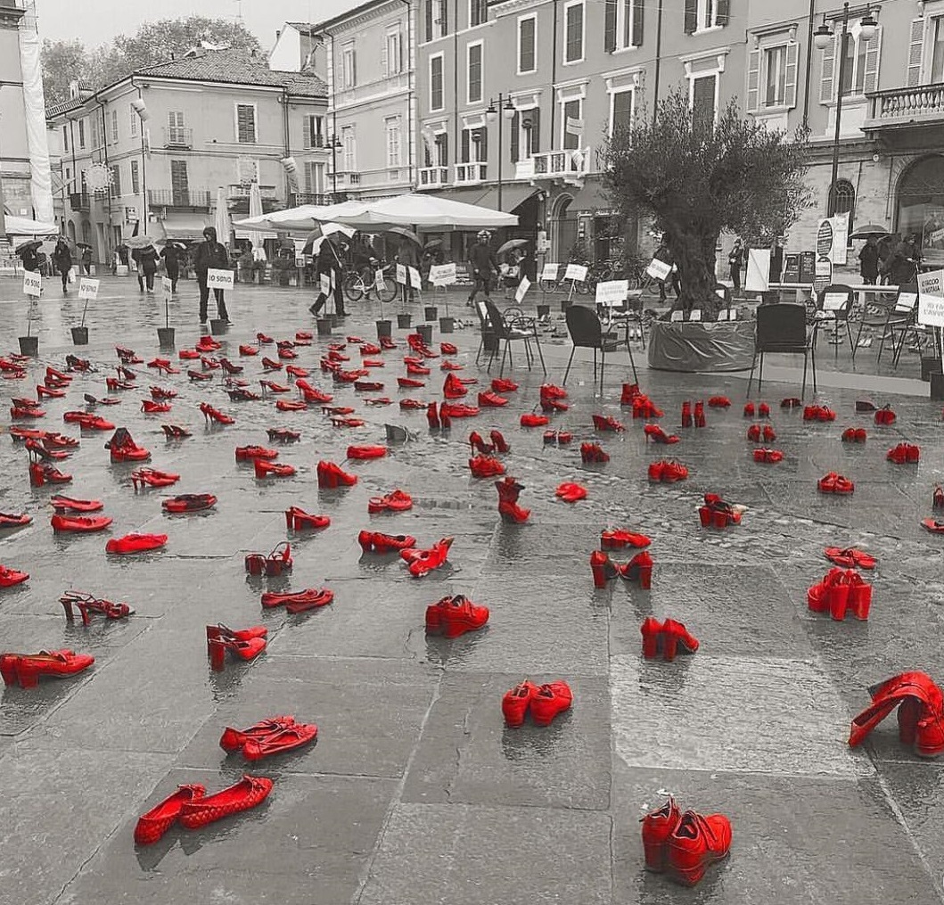 Scarpe rosse in Piazza del Popolo (Ravenna)