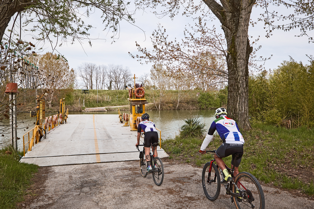 Ravenna in bicicletta - Il traghetto a fune di Sant'Alberto