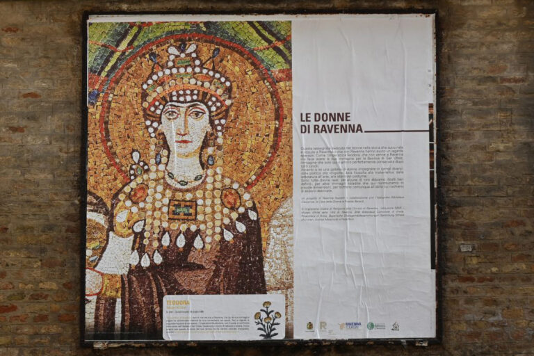 Via Zirardini mostra a cielo aperto, i ritratti delle donne di Ravenna