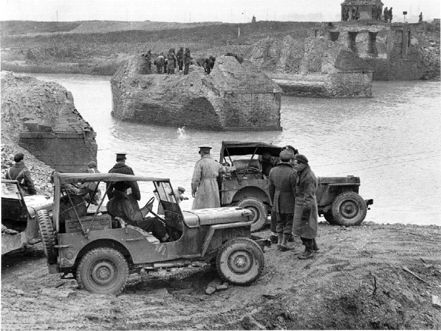 Ricognizione di ufficiali e tecnici dell'VIII Armata per la costruzione di un ponte Bailey sopra i piloni del Ponte Nuovo, dicembre 1944