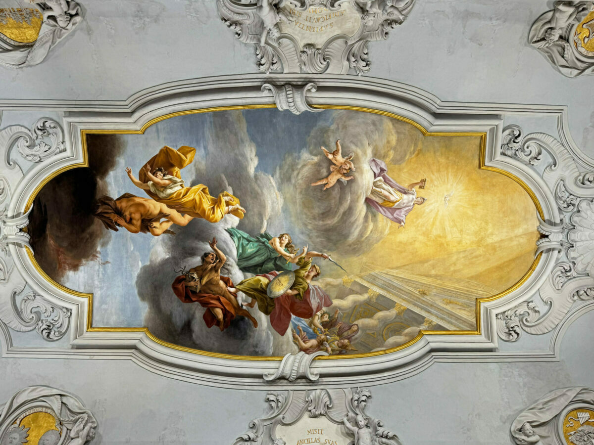 Foto dell'affresco nel soffitto dell'Aula Magna.
