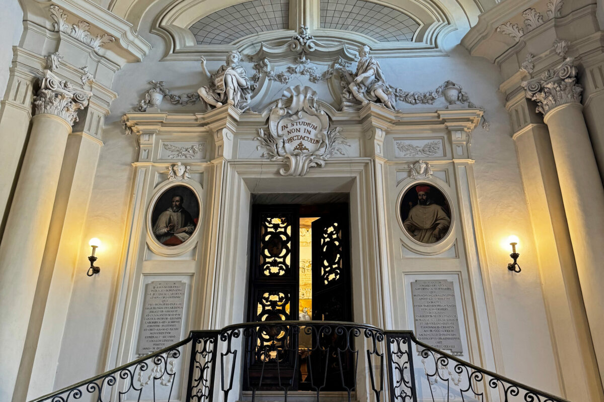 Scalinata a doppio ordine, decorata con stucchi, che porta all'ingresso dell'Aula Magna della Biblioteca Classense.