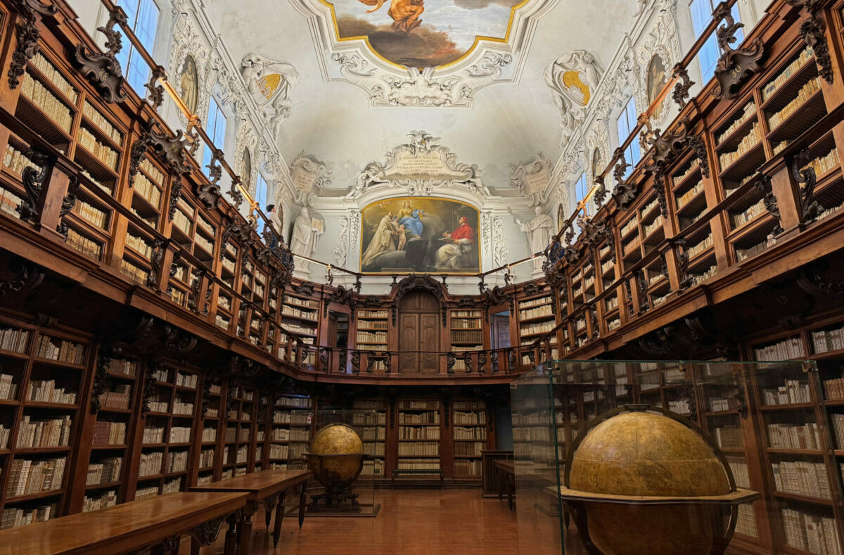 Foto dell' interno della Aula Magna della Biblioteca Classense con le scansie lignee e gli stucchi.
