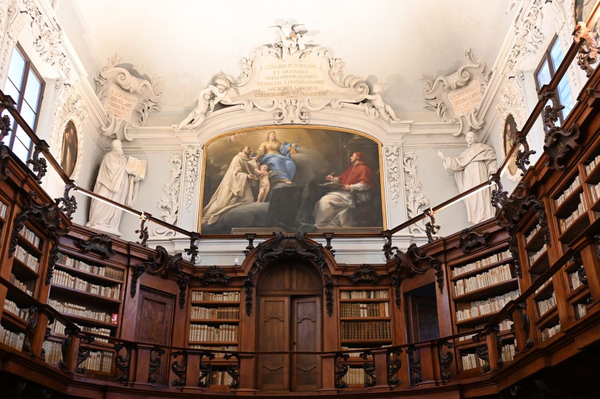 Foto del ballatoio della Aula Magna con le statue di San Romualdo e San Pietro Damiani.