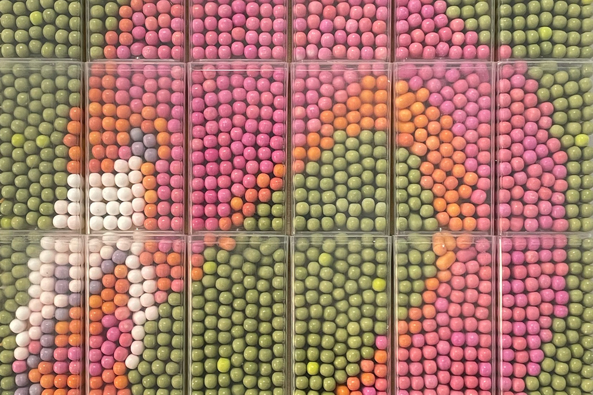 Mostra Premio Internazionale GAeM Giovani Artisti e MosaicoIrene Giornelli, Fenicottero 2024, mosaico, assemblaggio di Tic Tac 
