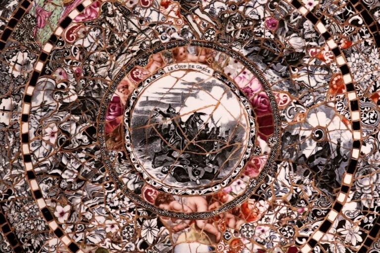 Dettaglio di un'opera con frammenti di maiolica che compongono un mosaico.