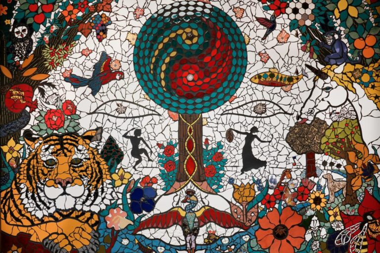 Opera di Orodè Deoro con un paesaggio fantastico.