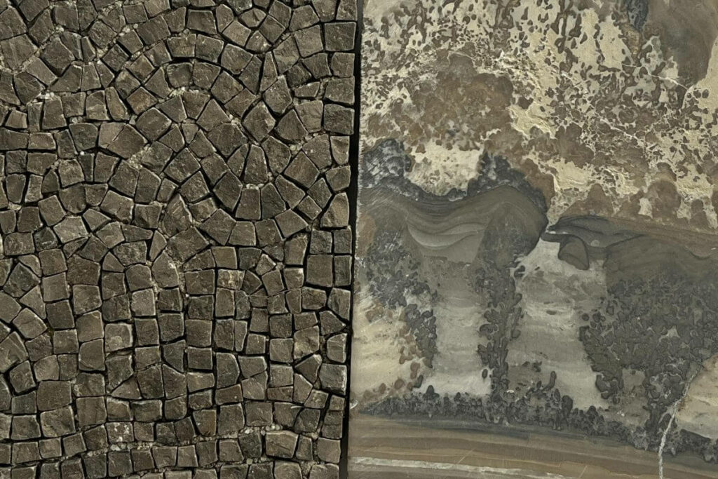 Foto di un mosaico accanto a una lastra di pietra