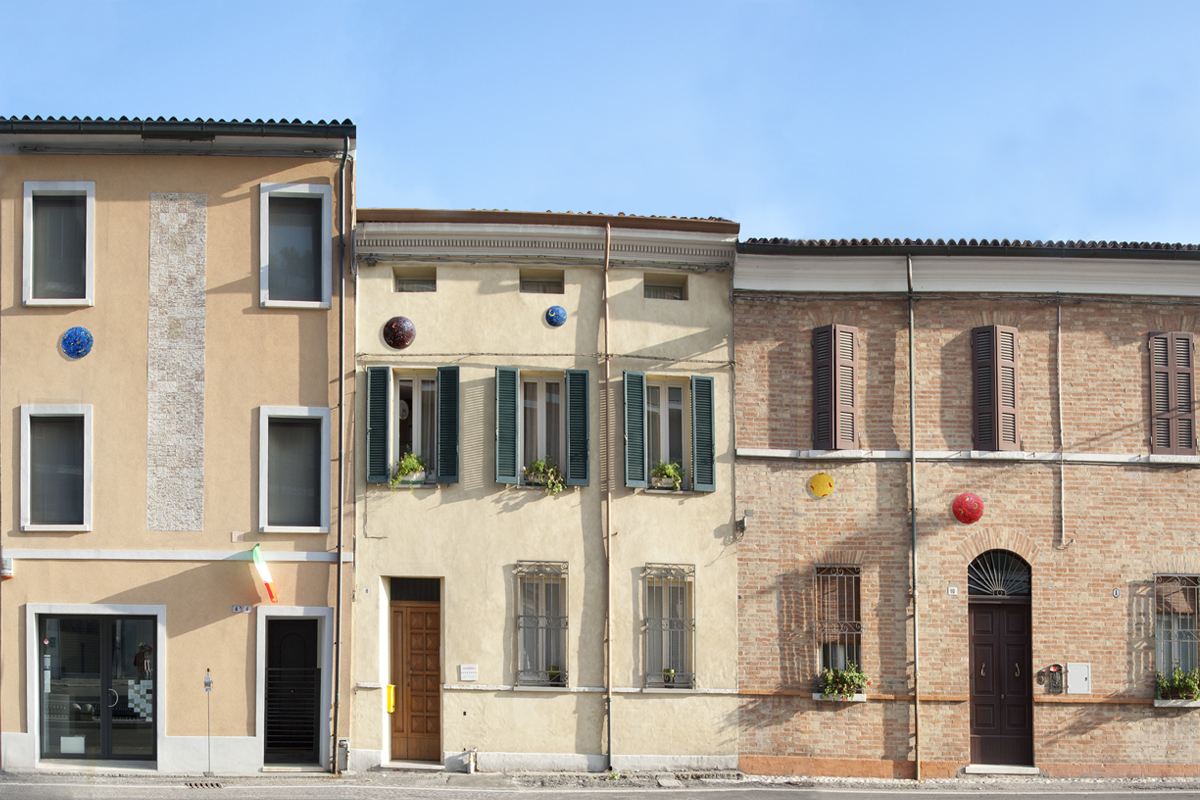 Foto delle case di Via Anastagi con le semisfere in mosaico sulle facciato