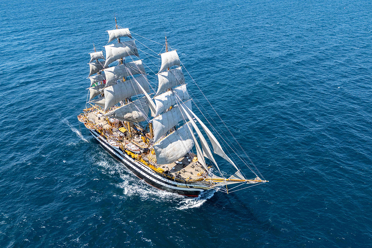 Nave Amerigo Vespucci